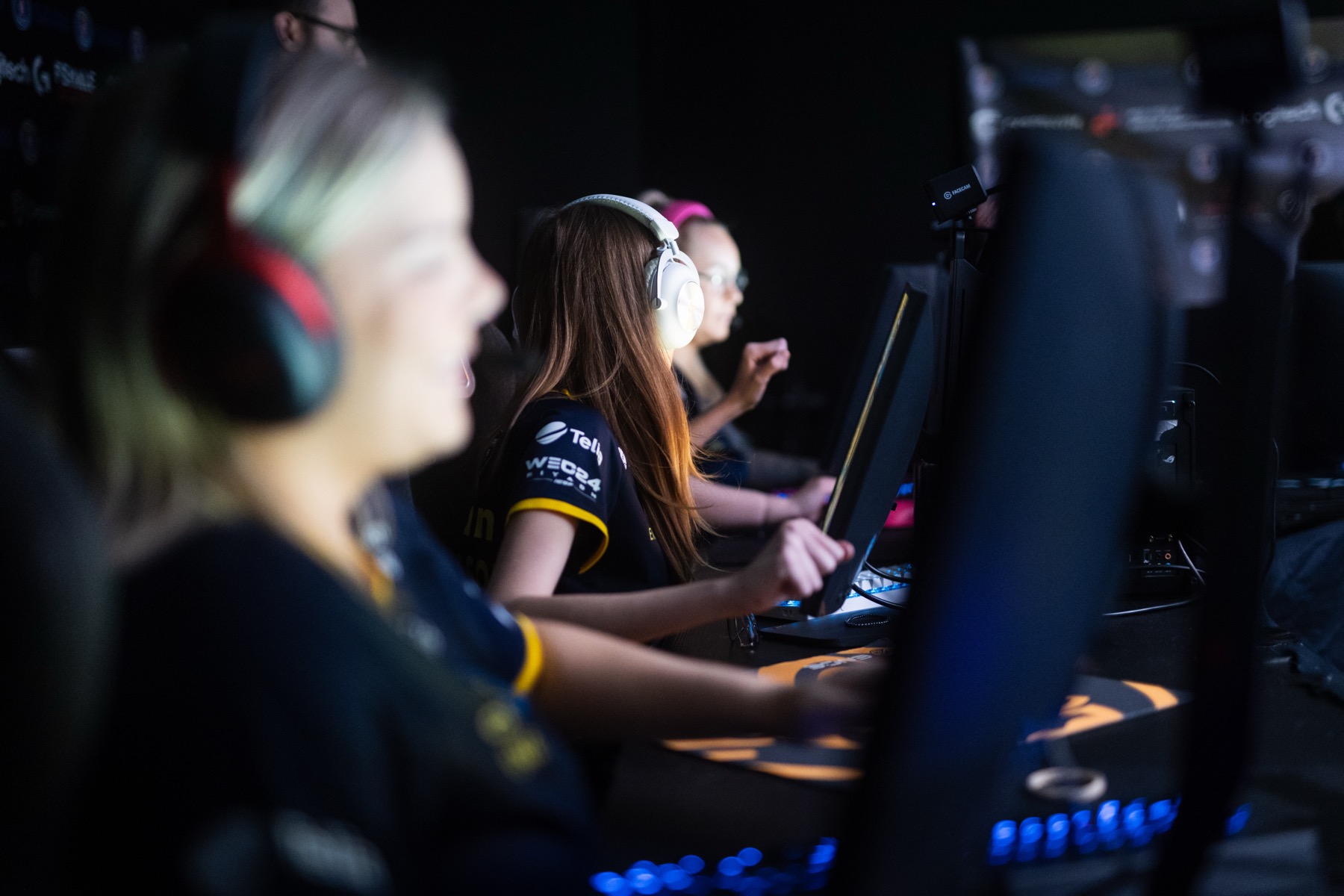 Spelare vid datorerna under en match